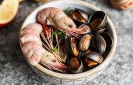 Креветки и мидии: микроэлементы для костей — как морепродукты поддерживают прочность скелета